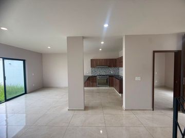Casa en Renta, Capital Norte Coto SIVEC con 3 Recamaras más cuarto de Estudio PB