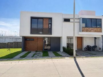 Casa en Renta, Capital Norte Coto SIVEC con 3 Recamaras más cuarto de Estudio PB