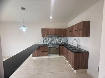 Casa en Renta, Capital Norte Coto SIVEC con 3 Recamaras más cuarto de Estudio PB
