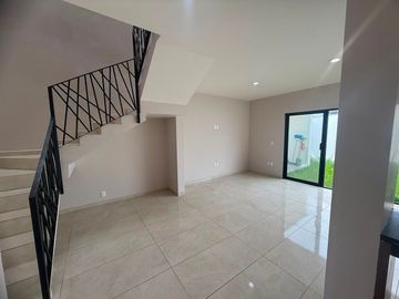 Casa en Renta, Capital Norte Coto SIVEC con 3 Recamaras más cuarto de Estudio PB
