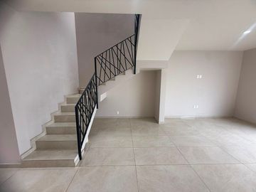 Casa en Renta, Capital Norte Coto SIVEC con 3 Recamaras más cuarto de Estudio PB