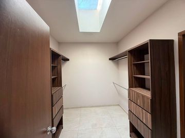 Casa en Renta, Capital Norte Coto SIVEC con 3 Recamaras más cuarto de Estudio PB