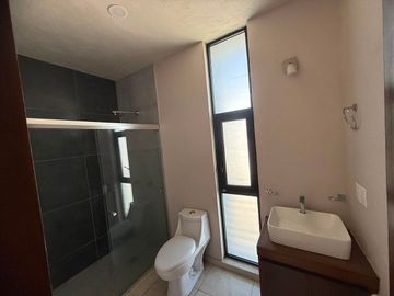Casa en Renta, Capital Norte Coto SIVEC con 3 Recamaras más cuarto de Estudio PB