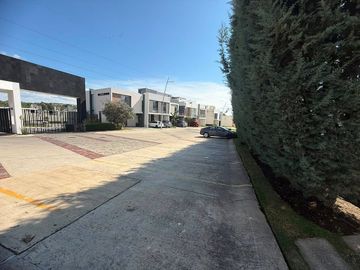Casa en Renta, Capital Norte Coto SIVEC con 3 Recamaras más cuarto de Estudio PB