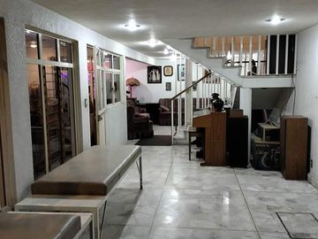 AMPLIA CASA EN RENTA