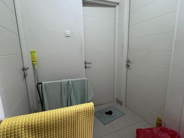 Rumah Siap Huni di Cluster Lavesh Harapan Indah Bekasi – Renovasi, SHM, 2 Lantai, Hadap Selatan