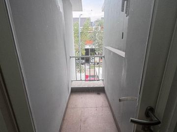 Rumah Siap Huni di Cluster Lavesh Harapan Indah Bekasi – Renovasi, SHM, 2 Lantai, Hadap Selatan