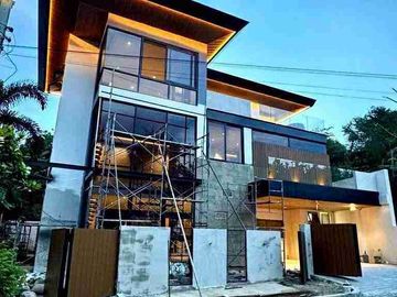 Brand New High End 3 story House and lot inandaue Cebu