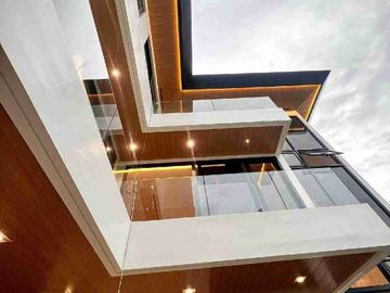 Brand New High End 3 story House and lot inandaue Cebu