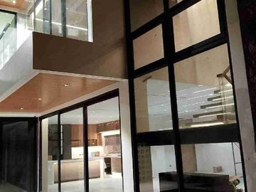 Brand New High End 3 story House and lot inandaue Cebu