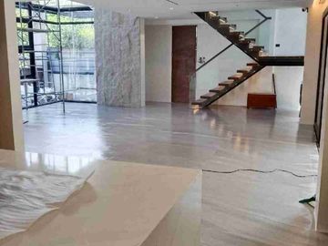 Brand New High End 3 story House and lot inandaue Cebu