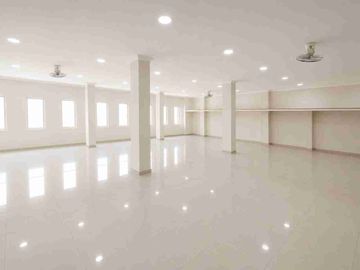 Disewakan Ruko KH Agus salim, kota bekasi Jawa Barat

Jarak AZKO Summarecon Mall Bekasi : 2,5 km

Bangunan Ruko :
3 Unit 3 lantai

Ukuran : 
ruko sebelah kanan  : 4,3 x 21 m
Ruko kiri 4,3 x 13,2 m
Ruko tengah : 4,3 x 13,2 m

Harga Sewa All : Rp 600 juta/ THN

Jumlah penduduk Kecamatan Bekasi Timur mencapai sekitar :  265.635 jiwa. Angka ini tersebar di 4 kelurahan, yakni Kelurahan Margahayu, Aren Jaya, Duren Jaya, dan Bekasi Jaya. Kepadatan penduduk di wilayah ini menjadikannya salah satu kecamatan terpadat di Kota Bekasi.
Kecamatan Bekasi Timur memiliki tingkat kepadatan penduduk sekitar :  17.882 hingga : 19.335 jiwa per km². Angka ini didapatkan dari jumlah total penduduk kecamatan yang mencapai lebih dari : 270.000 jiwa, menempati wilayah seluas kurang lebih : 13,5 km².

#Ritel : 
- Yadea Motor Listrik : 30 m
- Erafone Mekarsari Bekasi : 800 m
- Raja Susu : 35 m
- Alfamidi Agus Salim : 800 m
- NICESO AGUS SALIM : 270 m
- Alfamart Mangun Sarkoro : 170 m
- Alfamart Mekar Sari : 800 m
- Indomaret | Bekasi Jaya : 140 m
- Indomaret Bekasi Jaya ZUN7 : 200 m
- Indomaret Agus Salim Raya 29 : 200 m
- Toko Frendy : 270 m
- Mr DIY : 300 m

#F&B :
- Mie Gacoan Bekasi - Juanda : 600 m
- Mie Gacoan Bekasi - Juanda : 300 m
- Warung Gina : 200 m
- Kedai Citra Rasa : 700 m
- Warung Naydies : 600 m
- Lala Lulu Bakery : 260 m
- Elud Bakery Agus Salim : 300 m

#Sekolah :
- Sekolah Dasar Muhammadiyah 47 Bekasi : 270 m
- MTs Muhammadiyah 02 Bekasi : 200 m
- TK/SD/SMP Islam Terpadu Salsabila : 180 m
- SMK Muhammadiyah 01 Bekasi : 220 m
- SMA Muhammadiyah 9 Bekasi : 250 m
- Sekolah Menengah Pertama Muhammadiyah 28 Bekasi : 240 m
- SMP Negeri 3 Kota Bekasi : 400 m

#PT / Kantor :
- PT.Citra Naga Indah : 650 m
- PT Bambu Tirta Engineering : 600 m
- PT Pelita Karya Suplindo : 800 m
- PT. Fribactu Jaya Mandiri : 400 m
- PT.Sentral Filter Air Bekasi : 600 m

#Faskes :
- RS Mekar Sari : 750 m
- Klinik Puri Intan Medika : 180 m
- Klinik Karya Medika I : 300 m
- Klinik Biru Putih : 750 m

#BANK :
- Bank BRI KC Bekasi : 550 m
- Bank Index KCP Bekasi : 600 m
- Bank Mega : 700 m
- BANK BCA : 550 m
- Bank Mega : 700 m

#Perumahan :
- Perumahan Taman Kota Bekasi : 550 m
- Perumahan Taman Kota, Kota Bekasi : 400 m
- Perumahan BJI Mekarsari : 550 m
- Cluster Amarylis Perumahan Taman Kotabekasi : 750 m
- Perumahan Taman Harapan Indah : 450 m
- Perumahan Taman Kota : 450 m

#Traffic :
- Mobil Pribadi 15
