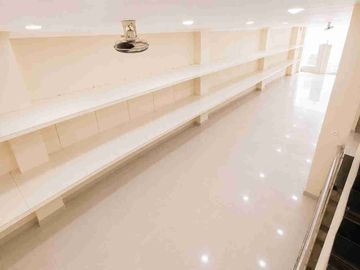 Disewakan Ruko KH Agus salim, kota bekasi Jawa Barat

Jarak AZKO Summarecon Mall Bekasi : 2,5 km

Bangunan Ruko :
3 Unit 3 lantai

Ukuran : 
ruko sebelah kanan  : 4,3 x 21 m
Ruko kiri 4,3 x 13,2 m
Ruko tengah : 4,3 x 13,2 m

Harga Sewa All : Rp 600 juta/ THN

Jumlah penduduk Kecamatan Bekasi Timur mencapai sekitar :  265.635 jiwa. Angka ini tersebar di 4 kelurahan, yakni Kelurahan Margahayu, Aren Jaya, Duren Jaya, dan Bekasi Jaya. Kepadatan penduduk di wilayah ini menjadikannya salah satu kecamatan terpadat di Kota Bekasi.
Kecamatan Bekasi Timur memiliki tingkat kepadatan penduduk sekitar :  17.882 hingga : 19.335 jiwa per km². Angka ini didapatkan dari jumlah total penduduk kecamatan yang mencapai lebih dari : 270.000 jiwa, menempati wilayah seluas kurang lebih : 13,5 km².

#Ritel : 
- Yadea Motor Listrik : 30 m
- Erafone Mekarsari Bekasi : 800 m
- Raja Susu : 35 m
- Alfamidi Agus Salim : 800 m
- NICESO AGUS SALIM : 270 m
- Alfamart Mangun Sarkoro : 170 m
- Alfamart Mekar Sari : 800 m
- Indomaret | Bekasi Jaya : 140 m
- Indomaret Bekasi Jaya ZUN7 : 200 m
- Indomaret Agus Salim Raya 29 : 200 m
- Toko Frendy : 270 m
- Mr DIY : 300 m

#F&B :
- Mie Gacoan Bekasi - Juanda : 600 m
- Mie Gacoan Bekasi - Juanda : 300 m
- Warung Gina : 200 m
- Kedai Citra Rasa : 700 m
- Warung Naydies : 600 m
- Lala Lulu Bakery : 260 m
- Elud Bakery Agus Salim : 300 m

#Sekolah :
- Sekolah Dasar Muhammadiyah 47 Bekasi : 270 m
- MTs Muhammadiyah 02 Bekasi : 200 m
- TK/SD/SMP Islam Terpadu Salsabila : 180 m
- SMK Muhammadiyah 01 Bekasi : 220 m
- SMA Muhammadiyah 9 Bekasi : 250 m
- Sekolah Menengah Pertama Muhammadiyah 28 Bekasi : 240 m
- SMP Negeri 3 Kota Bekasi : 400 m

#PT / Kantor :
- PT.Citra Naga Indah : 650 m
- PT Bambu Tirta Engineering : 600 m
- PT Pelita Karya Suplindo : 800 m
- PT. Fribactu Jaya Mandiri : 400 m
- PT.Sentral Filter Air Bekasi : 600 m

#Faskes :
- RS Mekar Sari : 750 m
- Klinik Puri Intan Medika : 180 m
- Klinik Karya Medika I : 300 m
- Klinik Biru Putih : 750 m

#BANK :
- Bank BRI KC Bekasi : 550 m
- Bank Index KCP Bekasi : 600 m
- Bank Mega : 700 m
- BANK BCA : 550 m
- Bank Mega : 700 m

#Perumahan :
- Perumahan Taman Kota Bekasi : 550 m
- Perumahan Taman Kota, Kota Bekasi : 400 m
- Perumahan BJI Mekarsari : 550 m
- Cluster Amarylis Perumahan Taman Kotabekasi : 750 m
- Perumahan Taman Harapan Indah : 450 m
- Perumahan Taman Kota : 450 m

#Traffic :
- Mobil Pribadi 15