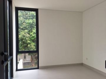 DIJUAL RUMAH SIAP HUNI 2 LANTAI LOKASI SANGAT STRATEGIS DI SERPONG GARDEN 1 (GL116)