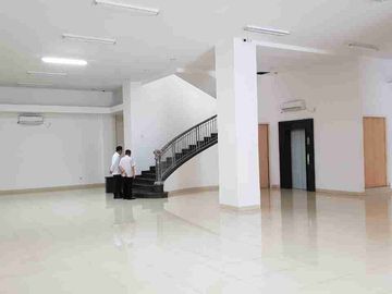 HOT LISTING Gedung Komersial NEW SIAP PAKAI 3 Lantai Di Jemursari Surabaya Selatan
✅️ Lift Schindler
✅️CCTV 41 titik
✅️AC 18 unit

Luas 800 M² - 20 x 40
LB/Lantai 500M² 
20 x25 -  3 lantai
LB TOTAL 1500m²
Hadap utara | SHGB | PDAM
Listrik 41.500 KVa

Special Price 33 M Nego‼️
