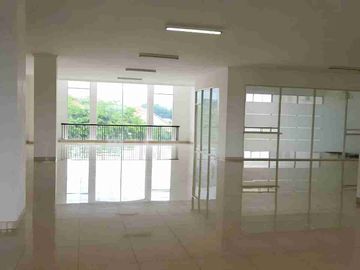 HOT LISTING Gedung Komersial NEW SIAP PAKAI 3 Lantai Di Jemursari Surabaya Selatan
✅️ Lift Schindler
✅️CCTV 41 titik
✅️AC 18 unit

Luas 800 M² - 20 x 40
LB/Lantai 500M² 
20 x25 -  3 lantai
LB TOTAL 1500m²
Hadap utara | SHGB | PDAM
Listrik 41.500 KVa

Special Price 33 M Nego‼️