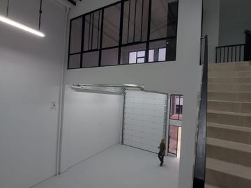 disewakan gudang bizpark multiguna di pik2  9x20, ada ruangan kantor