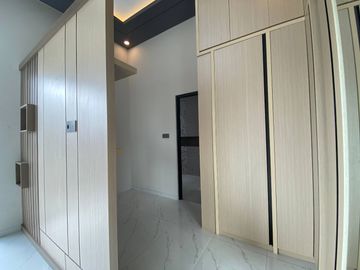 Rumah Modern Proses Finishing Semi Furnished Dekat Ugm