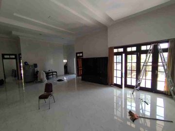 Rumah Besar Pusponjolo Siap Pakai Kinclong Tengah Kota Semarang