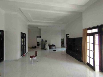 Rumah Besar Pusponjolo Siap Pakai Kinclong Tengah Kota Semarang