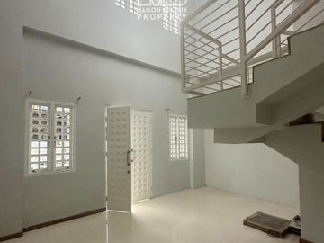 RUMAH 2 LANTAI SIAP HUNI LOKASI STRATEGIS DI PERUMAHAN JLN. SEPAKAT MENTENG KOTA MEDAN