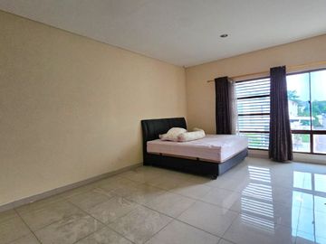 Rumah Hook? Tidak! Posisi Terdepan di Jalan Utama Jakarta Garden City, Harga Terbaik