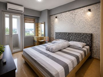 Disewakan Studio Green Bay Pluit – Modern Bedroom Studio with Red Vanity  Pool View Dekat Baywalk Mall Jakarta Utara