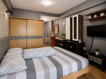 Studio Modern Green Bay Pluit Furnished Lengkap Red Vanity Design Dekat Baywalk Mall & Bandara Soekarno-Hatta