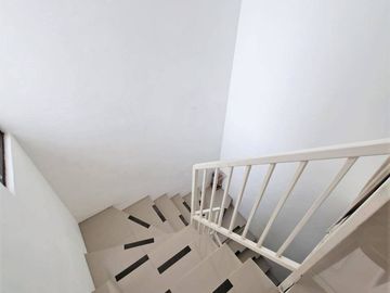 DIJUAL RUMAH CANTIK 2 LANTAI SEMI FURNISH DI OASIS BINTARO (DM98)