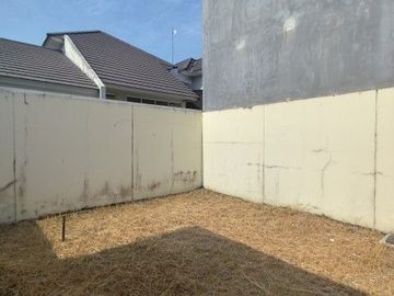Rumah 2 LT dan 4 AC Terpasang di cluster alam Suvarna Sutera Tangerang 1K900037