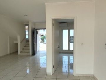 Rumah 2 LT dan 4 AC Terpasang di cluster alam Suvarna Sutera Tangerang 1K900037