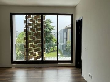 DIJUAL RUMAH CANTIK 2 LANTAI SIAP HUNI POSISI HOEK DI THE MOZIA BSD (LSB49)