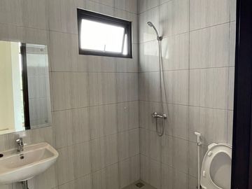 DIJUAL RUMAH CANTIK 2 LANTAI SIAP HUNI POSISI HOEK DI THE MOZIA BSD (LSB49)