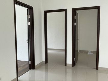 DIJUAL RUMAH CANTIK 2 LANTAI SIAP HUNI POSISI HOEK DI THE MOZIA BSD (LSB49)