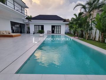 DISEWAKAN BULANAN VILLA DENGAN 4 KAMAR TIDUR DI KEROBOKAN