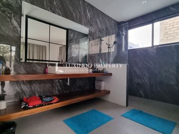 DISEWAKAN BULANAN VILLA DENGAN 4 KAMAR TIDUR DI KEROBOKAN