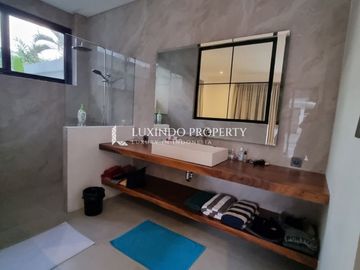 DISEWAKAN BULANAN VILLA DENGAN 4 KAMAR TIDUR DI KEROBOKAN