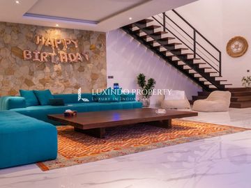 DISEWAKAN BULANAN VILLA DENGAN 4 KAMAR TIDUR DI KEROBOKAN