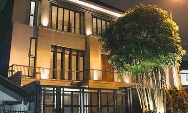 Dijual rumah jakarta selatan, Senayan 
Kebayoran Baru, mewah, lokasi exclusive. 3 lantai.