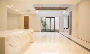 Dijual rumah jakarta selatan, Senayan 
Kebayoran Baru, mewah, lokasi exclusive. 3 lantai.