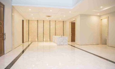 Dijual rumah jakarta selatan, Senayan 
Kebayoran Baru, mewah, lokasi exclusive. 3 lantai.