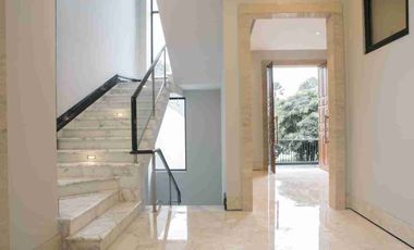 Dijual rumah jakarta selatan, Senayan 
Kebayoran Baru, mewah, lokasi exclusive. 3 lantai.