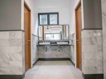 Dijual rumah jakarta selatan, Senayan 
Kebayoran Baru, mewah, lokasi exclusive. 3 lantai.