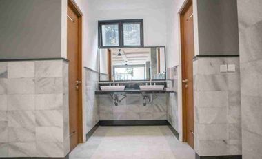Dijual rumah jakarta selatan, Senayan 
Kebayoran Baru, mewah, lokasi exclusive. 3 lantai.