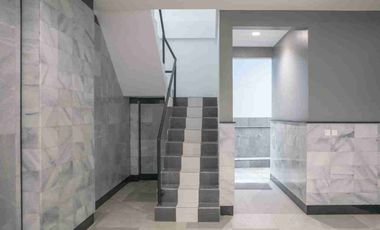 Dijual rumah jakarta selatan, Senayan 
Kebayoran Baru, mewah, lokasi exclusive. 3 lantai.