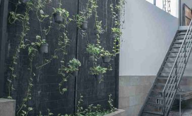 Dijual rumah jakarta selatan, Senayan 
Kebayoran Baru, mewah, lokasi exclusive. 3 lantai.