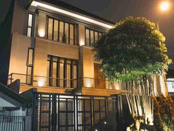 Dijual rumah jakarta selatan, Senayan 
Kebayoran Baru, mewah, lokasi exclusive. 3 lantai.