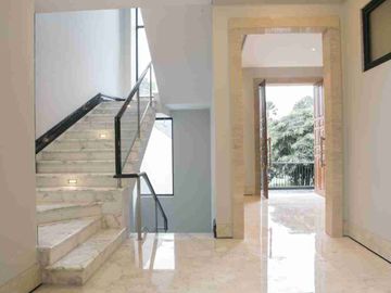 Dijual rumah jakarta selatan, Senayan 
Kebayoran Baru, mewah, lokasi exclusive. 3 lantai.