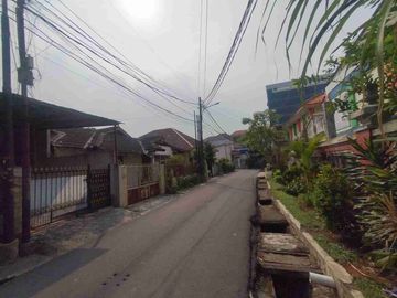 Dijual cepat rumah tua hitung tanah di jl Pangkalan Jati Cipinang Melayu , Makasar Jakarta Timur