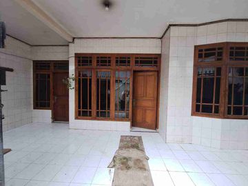RUMAH DEKAT DENGAN JALAN UTAMA